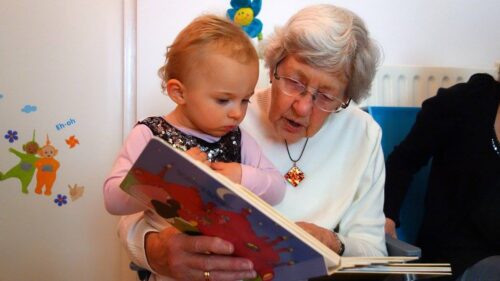 孫に絵本を読み聞かせるおばあさん