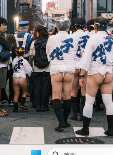 法被を着た神輿の担ぎ手